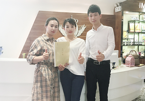 热烈祝贺江西肖女士&刘女士与印奈儿美甲美容加盟店签约成功