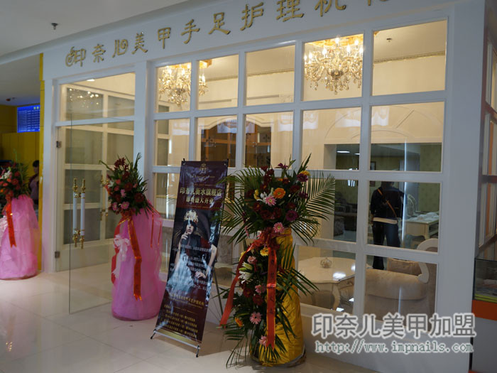 美甲店装修门面橱窗设计