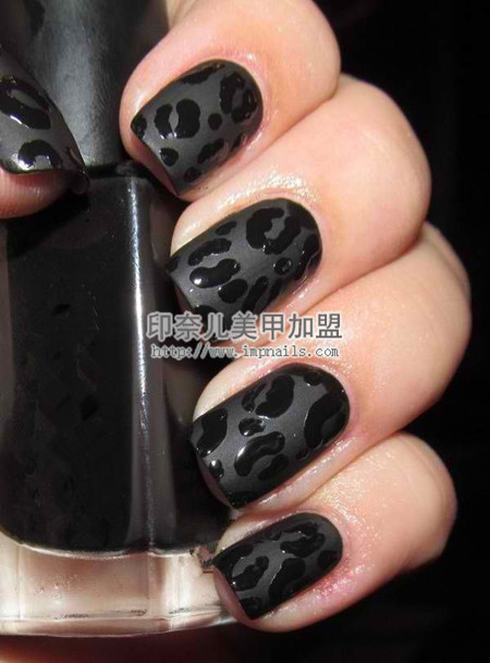 黑色美甲图片