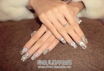 美甲图案镶钻