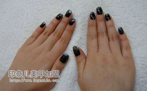 黑色美甲图案